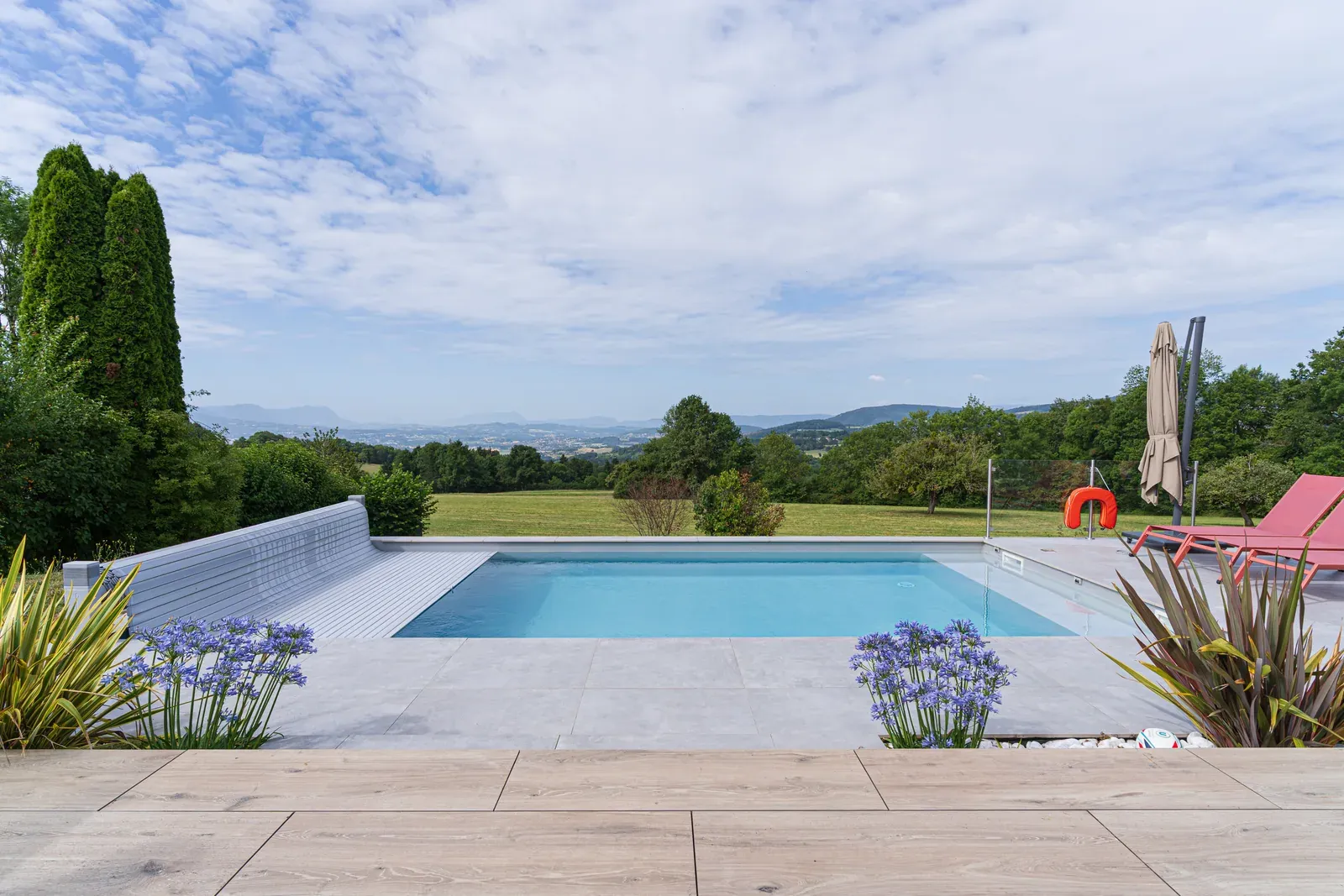 Piscine avec volet roulant et plage en pierre ouverte sur la vallée, à Saint-Martin-Bellevue