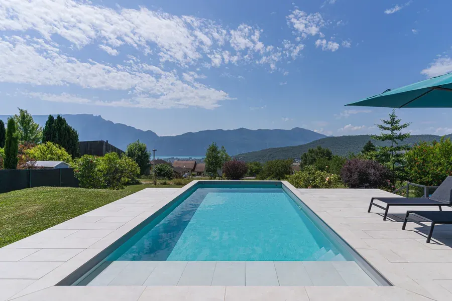 Piscine rectangulaire ouverte sur le lac et les montagnes, à Grésy-sur-Aix