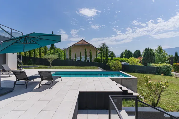 Détail des margelles et du revêtement d’une piscine à Grésy-sur-Aix