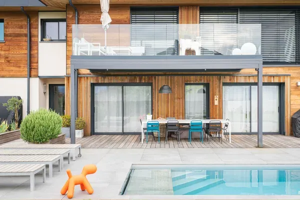 Piscine au pied d’un chalet contemporain à Sévrier