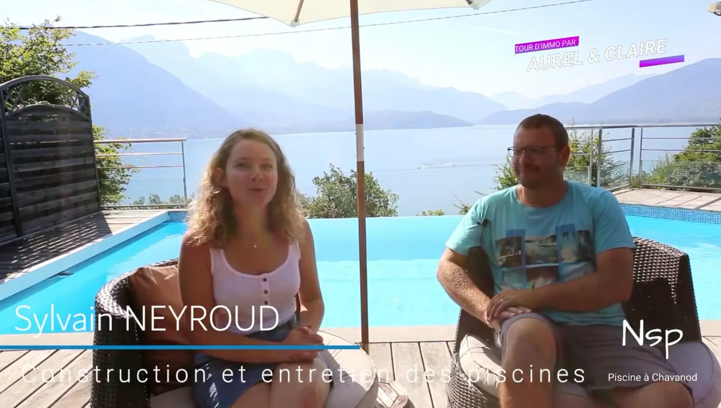 Sylvain NEYROUD interviewé au bord d’une piscine face au lac pour l’émission Tour d’Immo par Aurel & Claire