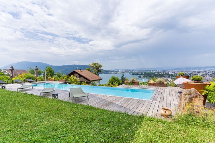 Vue large d'une piscine d'un particulier à Annecy