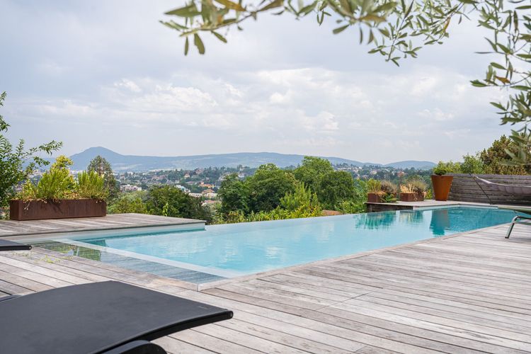 Piscine et terrasse en bois avec vue sur le lac d'Annecy