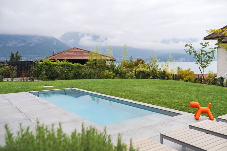 Terrasse avec piscine chez un particulier à Annecy